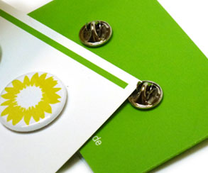 Foldet visitkort med 2 butterfly-buttons 25mm